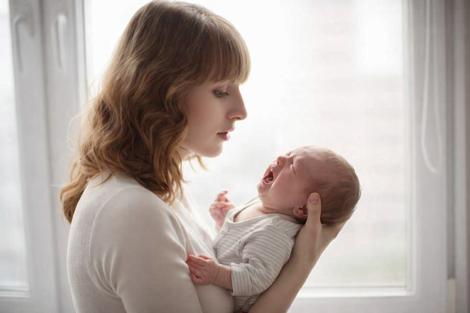 Bébé pleure dans son sommeil